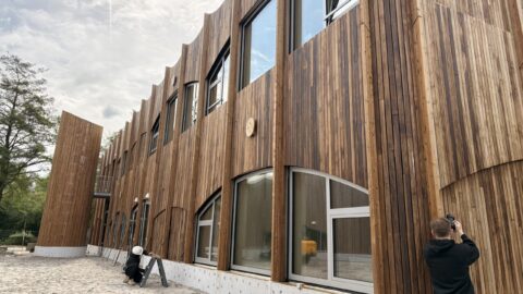 Fraké and spruce give De Velduil’s facade a distinctive identity